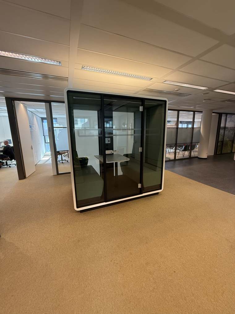 Montage van een akoestische pod door Assembly Art in Amsterdam