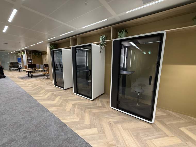 Montage van een akoestische pod door Assembly Art in Brussel