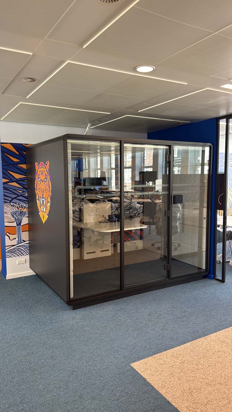 Montage van een akoestische pod door Assembly Art in Leuven