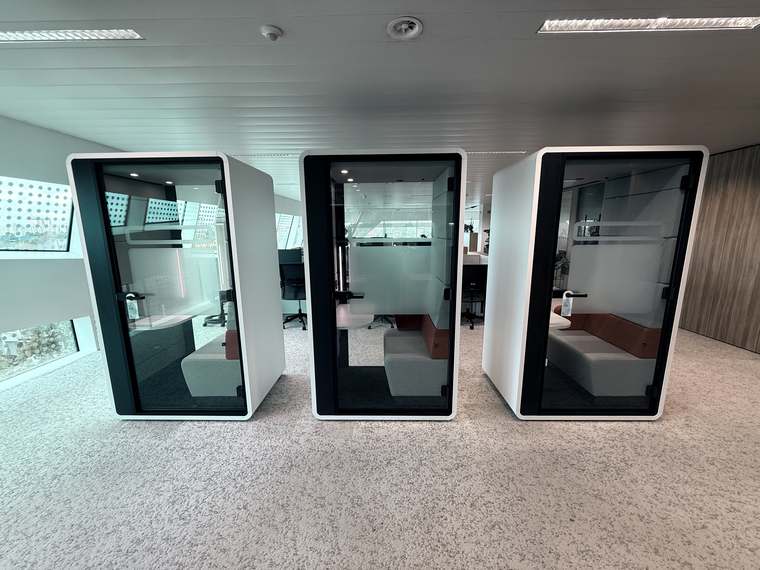 Montage van een akoestische pod door Assembly Art in Tilburg