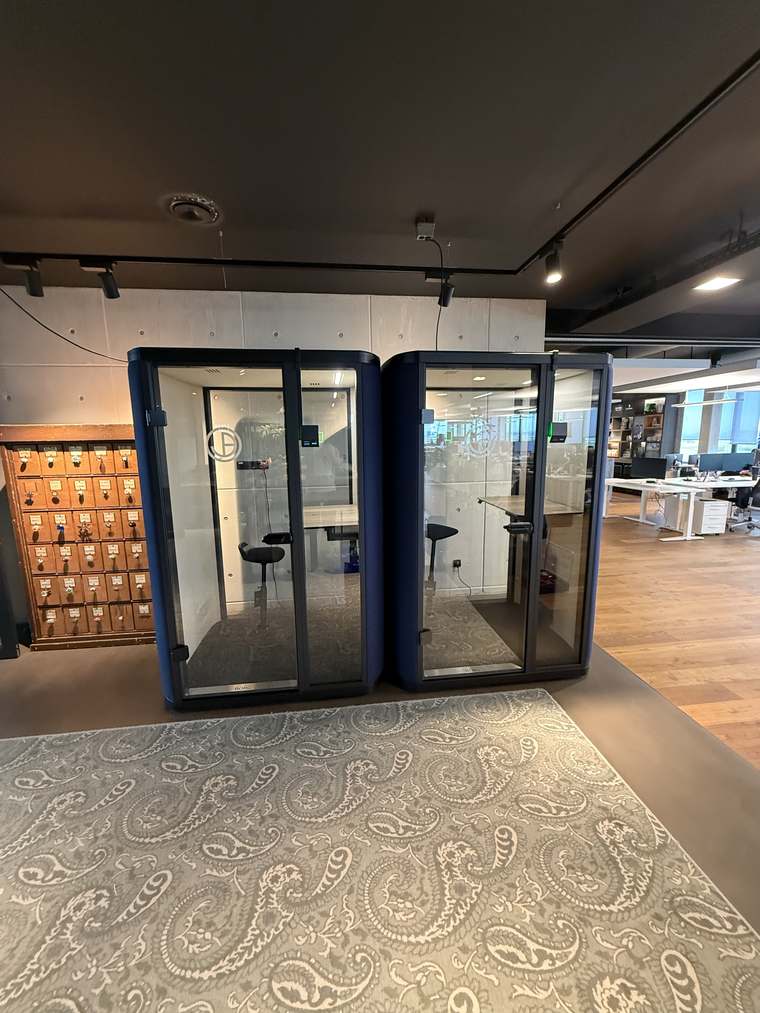 Montage van een akoestische pod door Assembly Art in Utrecht