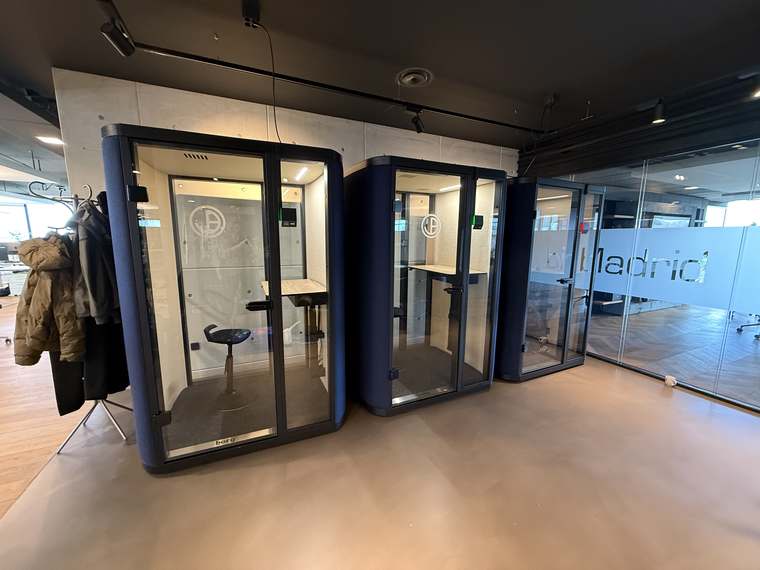 Montage van een akoestische pod door Assembly Art in Arnhem
