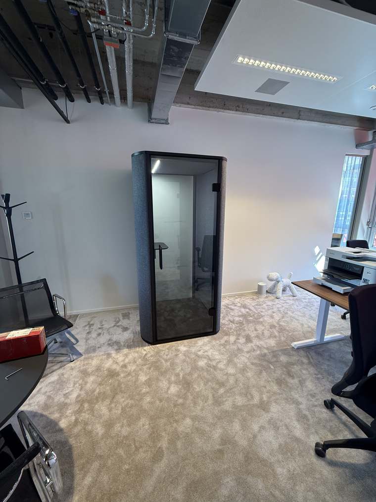 Montage van een akoestische pod door Assembly Art in Hasselt