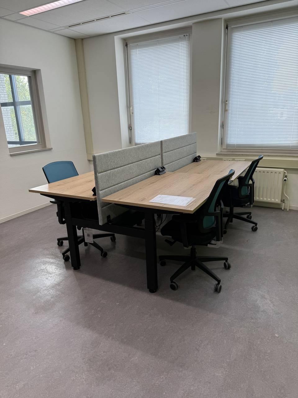 Bureau-opstelling met akoestisch scherm - Assembly Art