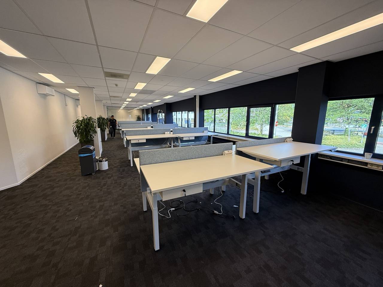 Bureau-installatie in kantoortuin - Assembly Art