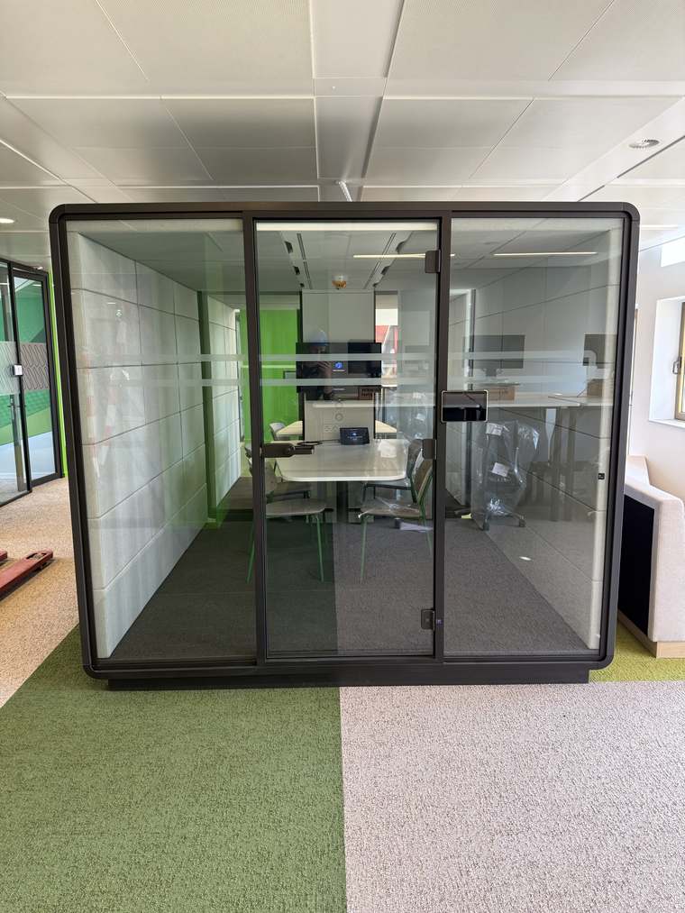 Montage van een akoestische pod door Assembly Art in Helmond