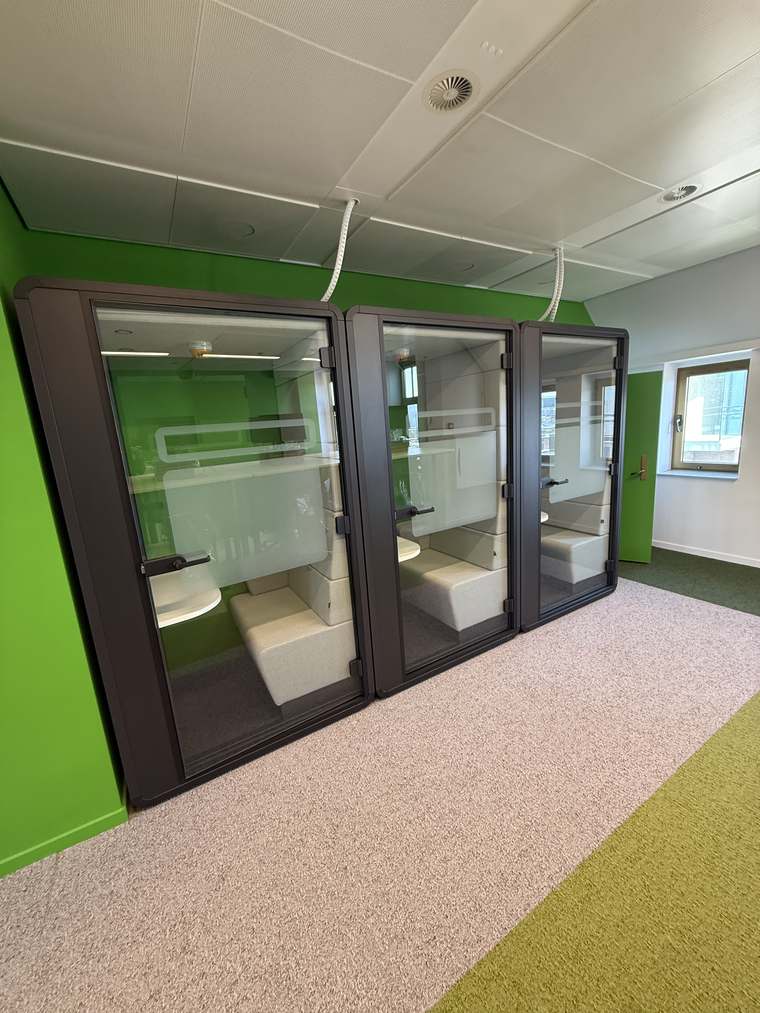 Montage van een akoestische pod door Assembly Art in Groningen