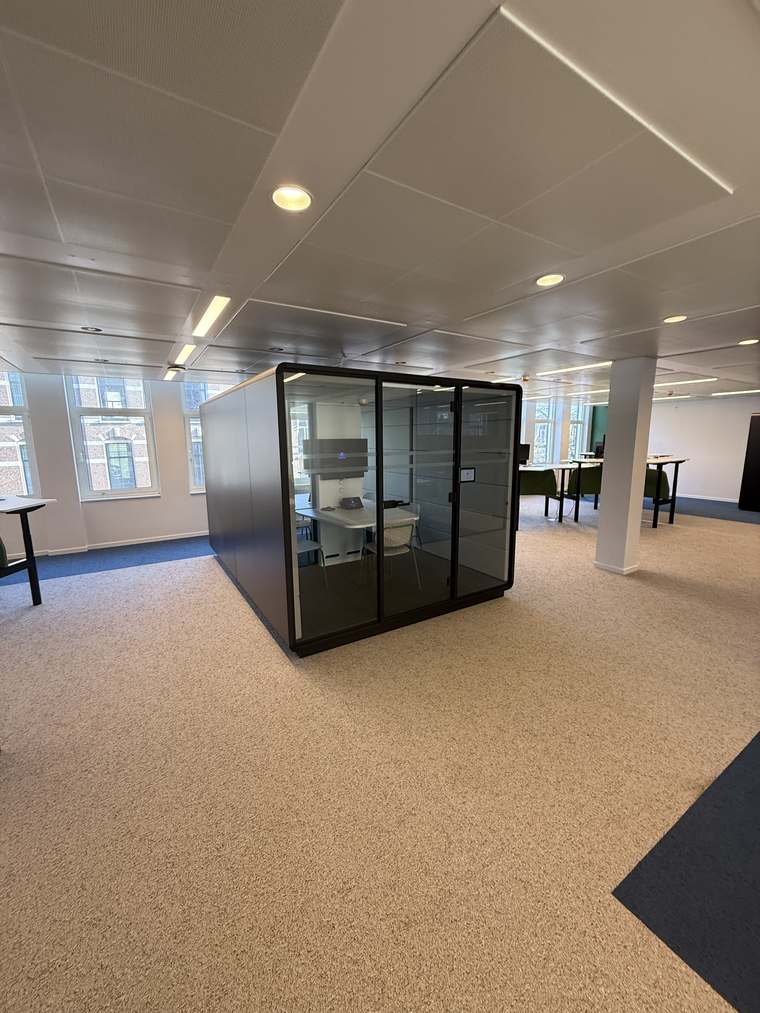 Montage van een akoestische pod door Assembly Art in Hasselt