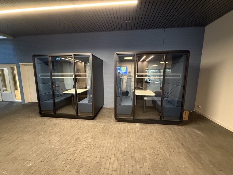 Montage van akoestische pods door Assembly Art in Leuven