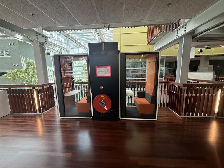 Montage van een akoestische pod door Assembly Art in Helmond