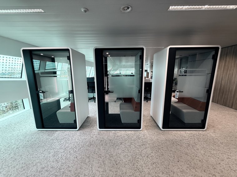 Montage van akoestische pods door Assembly Art in Utrecht