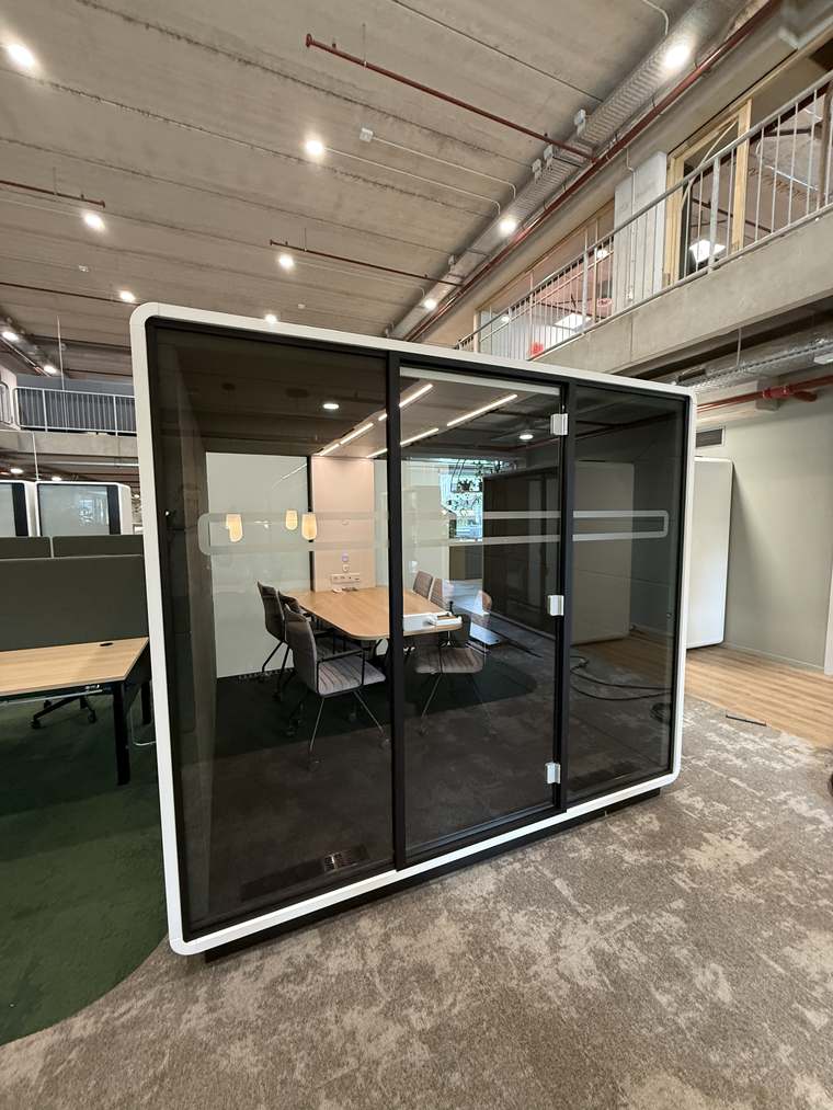 Montage van een akoestische pod door Assembly Art in Maastricht