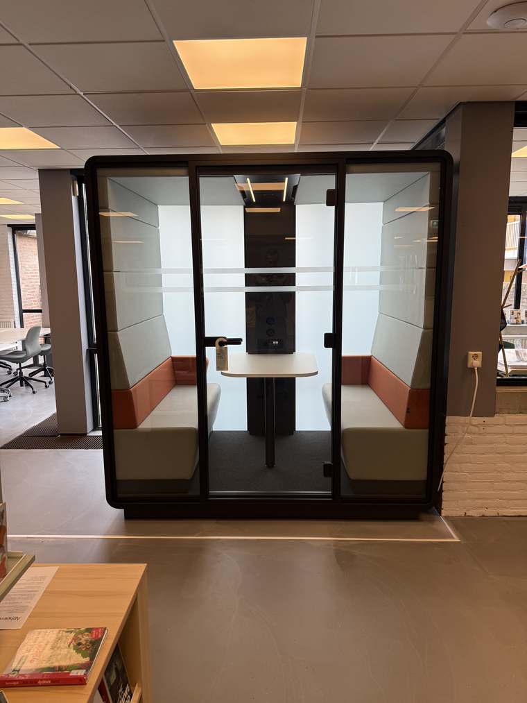 Montage van een akoestische pod door Assembly Art in Rotterdam