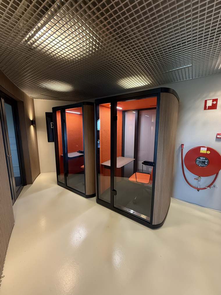 Montage van een akoestische pod door Assembly Art in Groningen